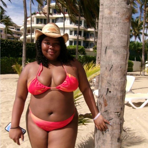 Meet your Posher, Taylor - Picture 3 of 4